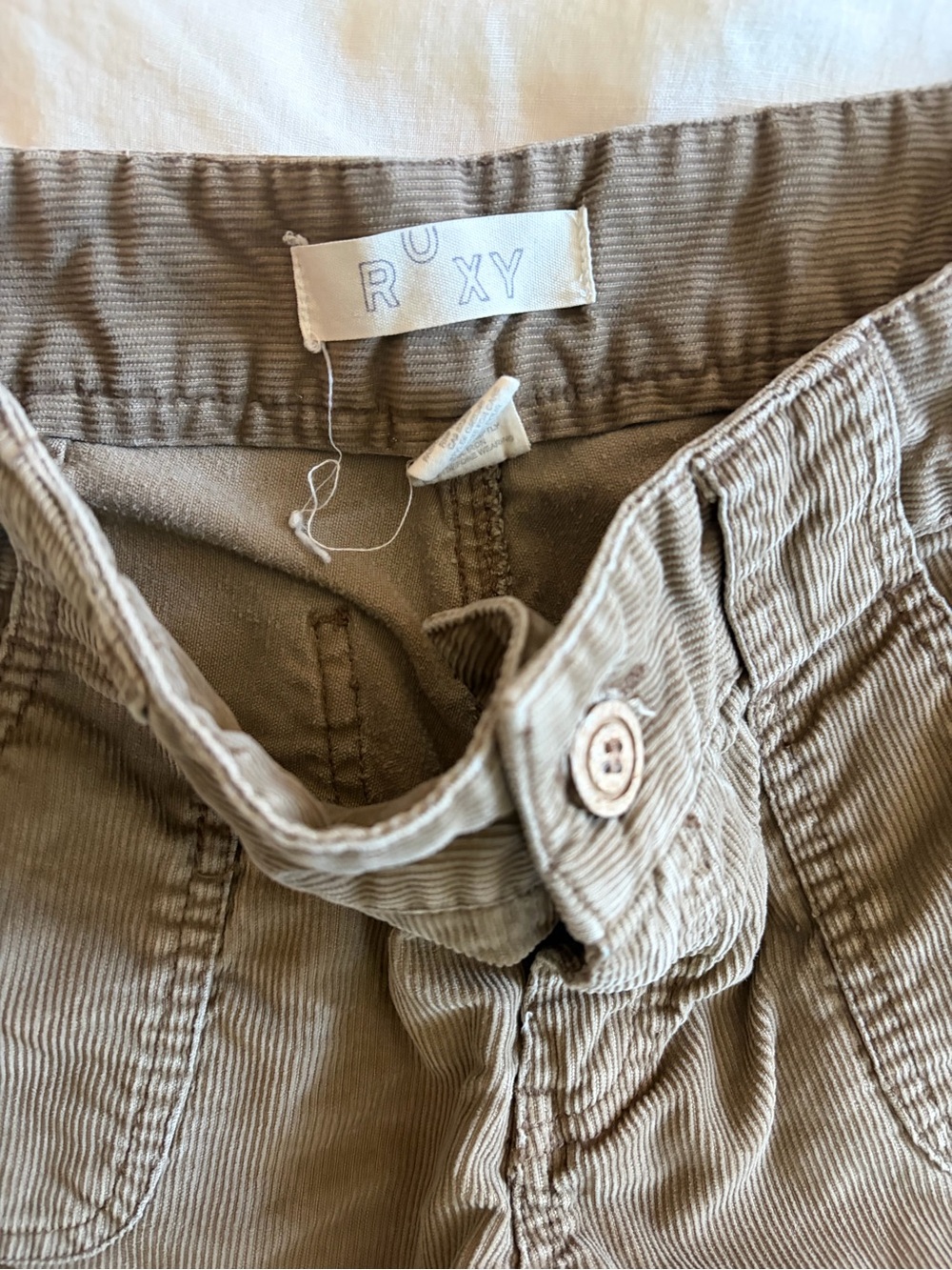 Early 2000s Roxy shorts- Taupe Brown 26-27 waist - Picture 4 of 5